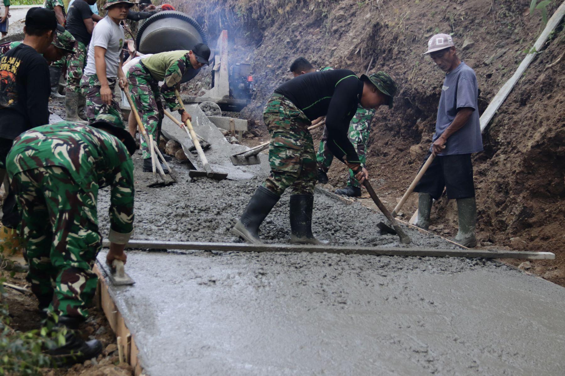 Lettu Inf Masrukin Pastikan Pembangunan Rabat Beton TMMD Capai 14 Persen