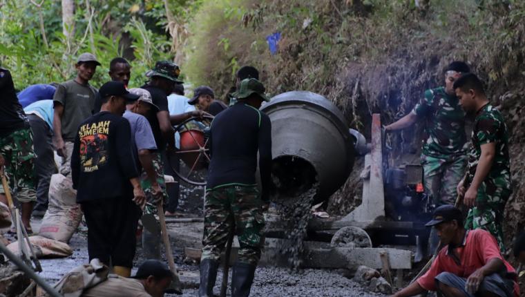 Tak Kenal Lelah di Balik Putaran Molen Pratu Dikki dan Pratu Vigo Menjaga Denyut Pembangunan TMMD di Gumelem Kulon