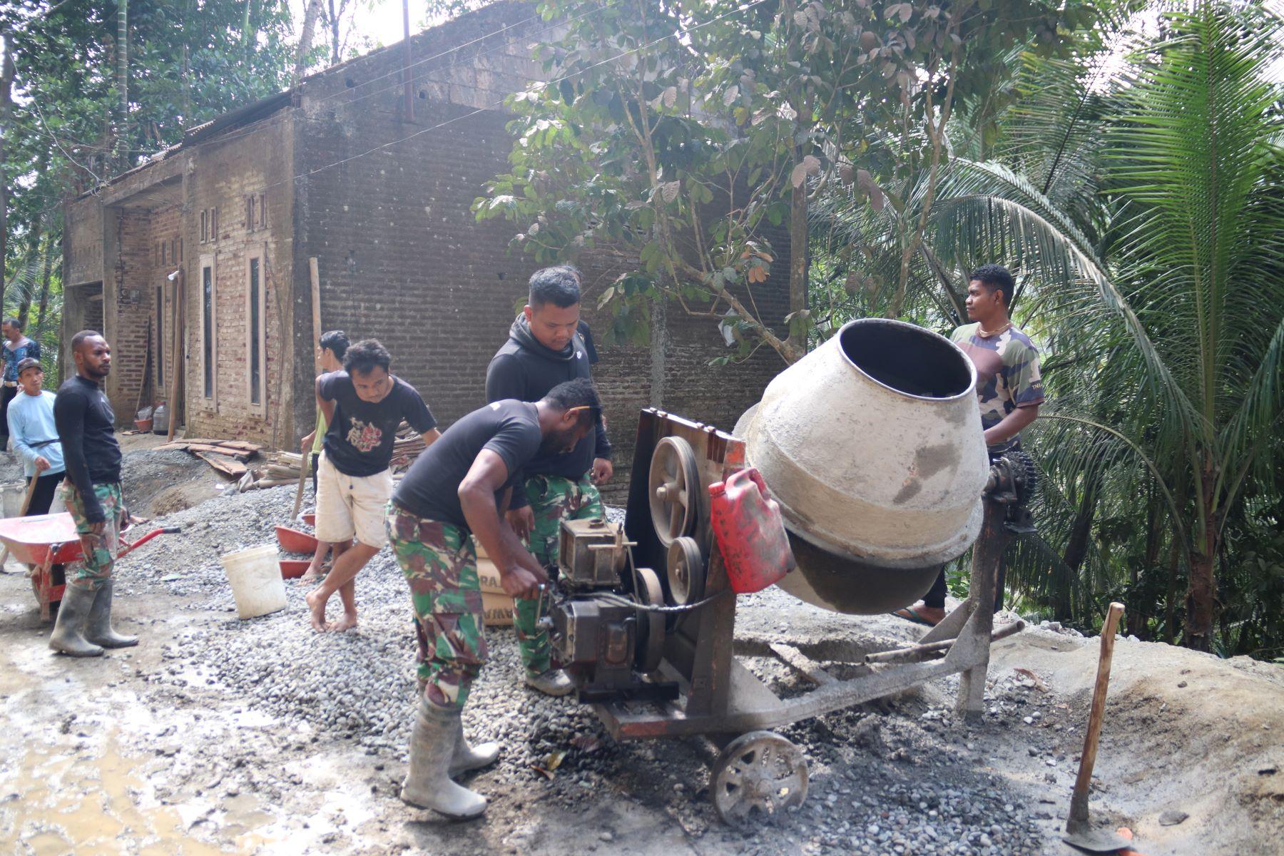 Pratu Lukas Setia di Samping Molen Menjaga Irama Pengecoran TMMD