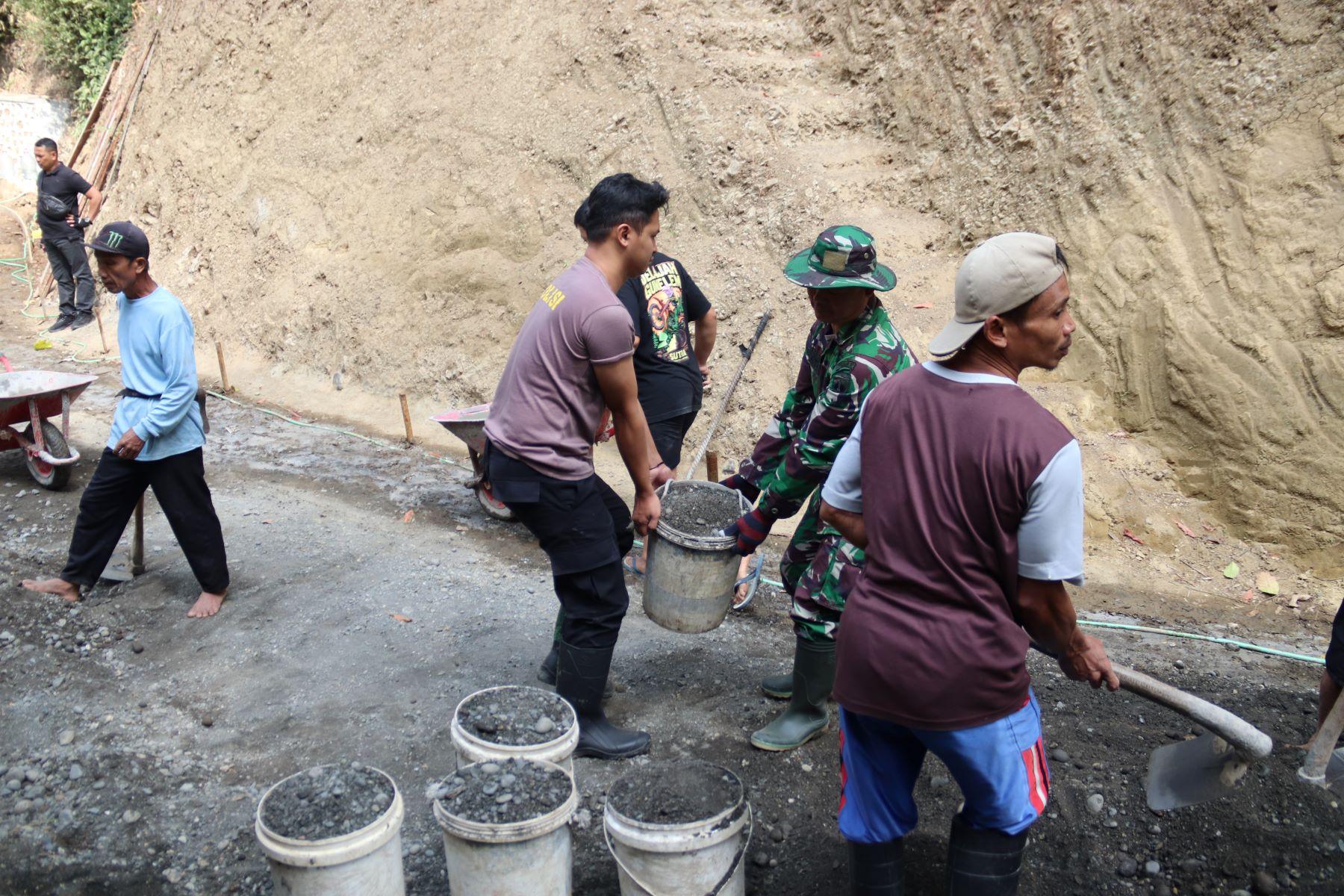 TNI dan Polri Kompak Langsir Split Gotong Royong Percepat Pembangunan Jalan TMMD