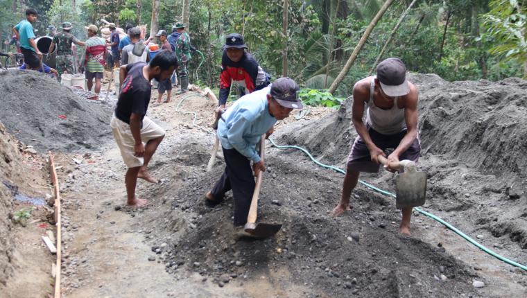 Sartono Cangkul Pasir Demi TMMD Reguler ke-129 Gumelem Kulon