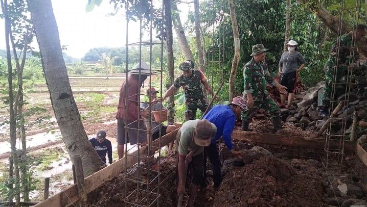 TNI Bantu Bangun Irigasi di Susukan