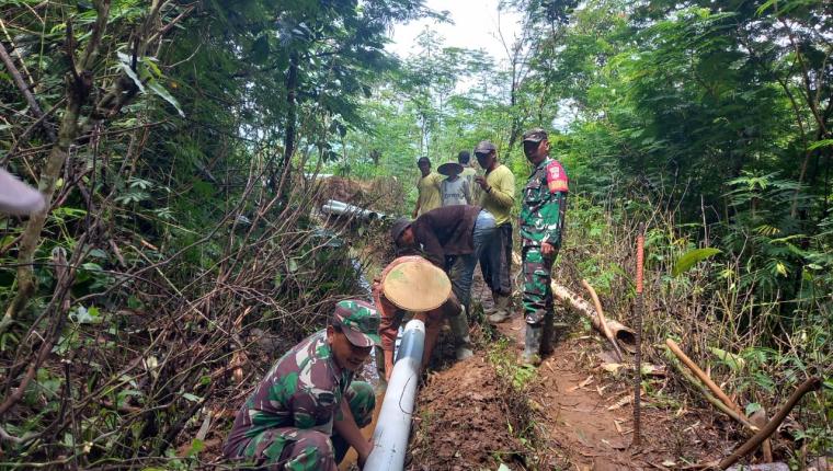 Babinsa Koramil 16 Pejawaran Kawal Program Pipanisasi di Desa Darmayasa