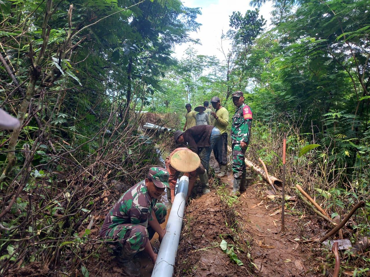 Babinsa Koramil 16 Pejawaran Kawal Program Pipanisasi di Desa Darmayasa