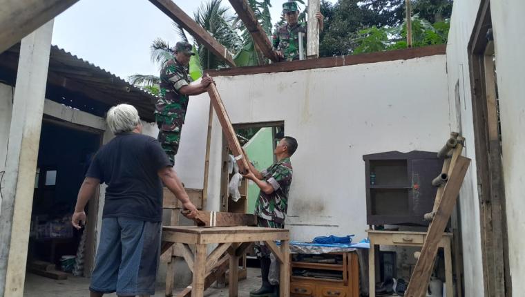 Babinsa Koramil 01 Banjarnegara Bantu Renovasi Rumah Warga Tidak Layak Huni