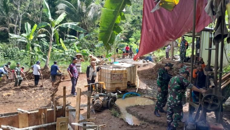 Babinsa Koramil 01 Banjarnegara Dukung Irigasi Pertanian