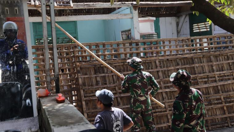 Atap Lama Diturunkan Harapan Baru Ibu Misem Mulai Dibangun Lewat TMMD