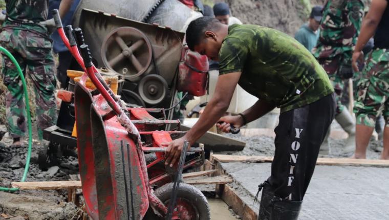 Pratu Faisal Jadi Bengkel Dadakan Di TMMD Reguler ke-129