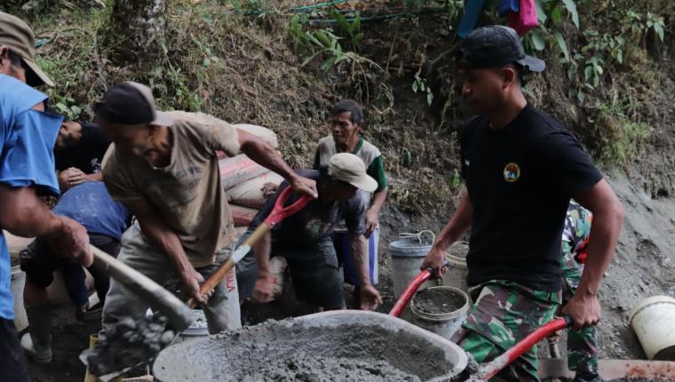 Pratu Iwan Sigap Dorong Angkong Semangat Tanpa Henti Demi Rampungnya Jalan TMMD