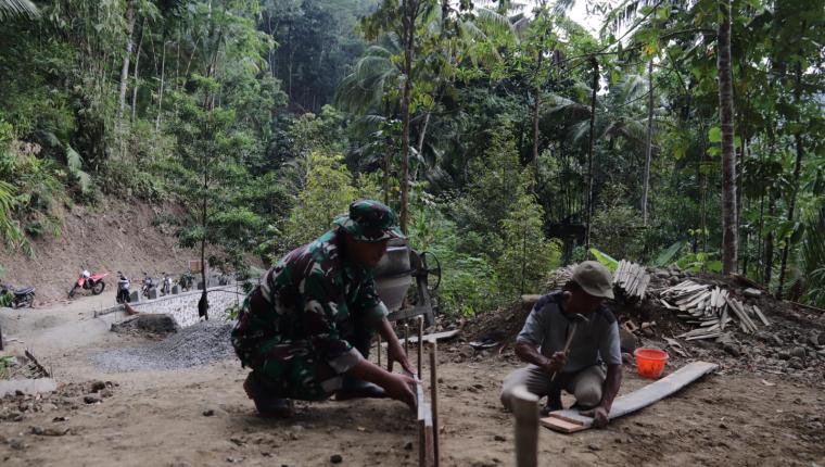 Papan demi Papan Dipasang Serda Simon dan Warga Wujudkan Jalan Impian di Gumelem Kulon