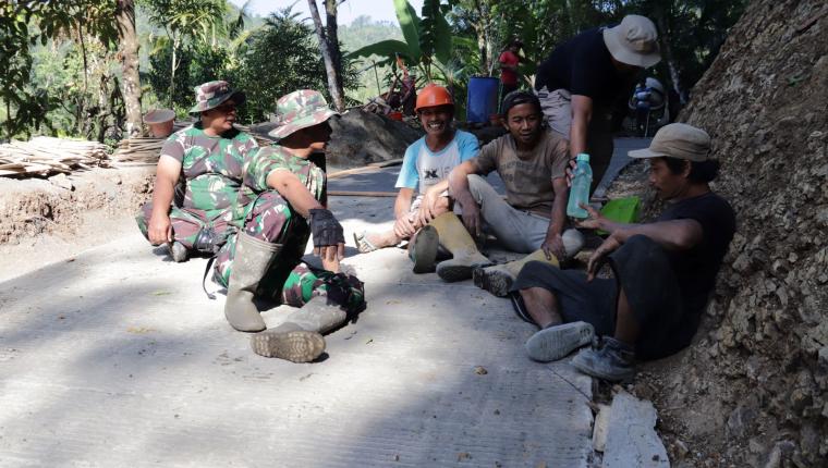 Di Tengah Istirahat Canda Serma Supriyono dan Suryoko Pererat Kemanunggalan TNI-Rakyat di Lokasi TMMD