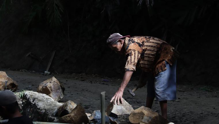 Usia 73 Tahun Sumardi Tetap Semangat Pecah Batu