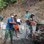 Satgas TMMD Reguler ke-129 dan Warga Kompak Langsir Air