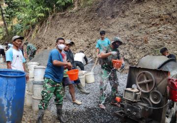 Satgas TMMD Reguler ke-129 dan Warga Kompak Langsir Air