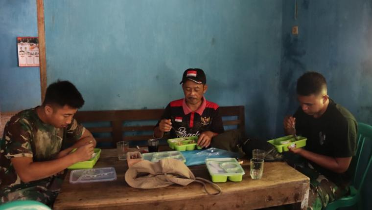 Sepiring Nasi Perekat TNI dan Warga Gumelem