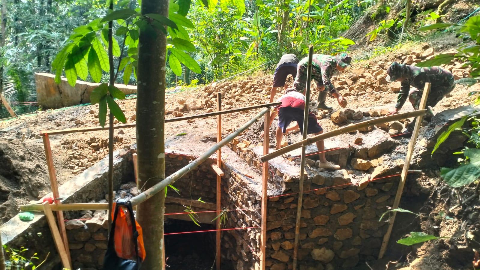 Sertu Mintarko Pimpin Semangat Gotong Royong Pembangunan Gorong-Gorong TMMD Capai 10 Persen