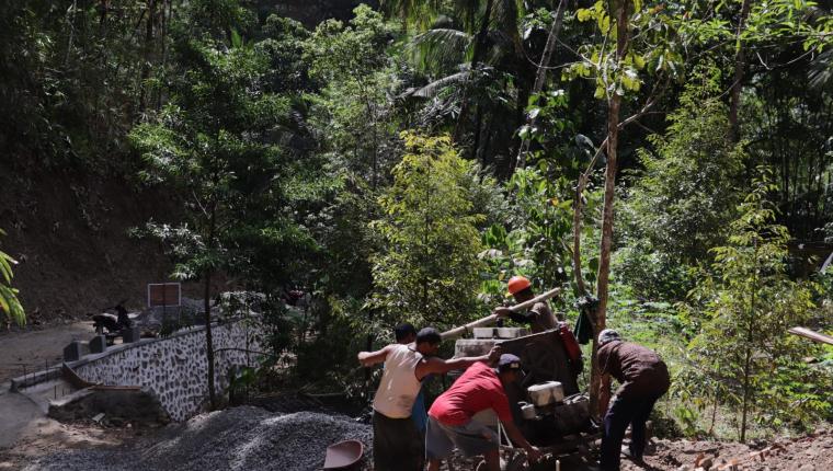 Gotong Royong Angkat Molen Semangat Kebersamaan Percepat Pembangunan Jalan TMMD