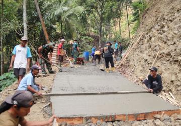 Ratakan Cor Wujud Gotong Royong TMMD Reguler ke-129 Gumelem Kulon