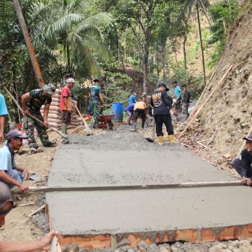 Ratakan Cor Wujud Gotong Royong TMMD Reguler ke-129 Gumelem Kulon