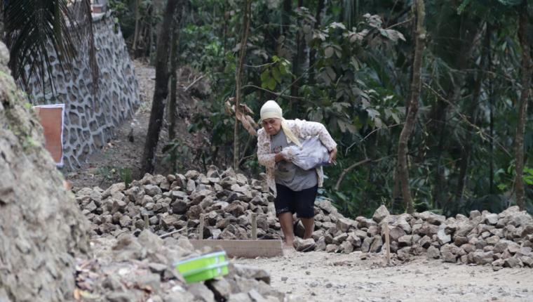 Mbah Sariyem Tak Mau Tinggal Diam Karung Batu Kecil Jadi Bukti Semangat Gotong Royong