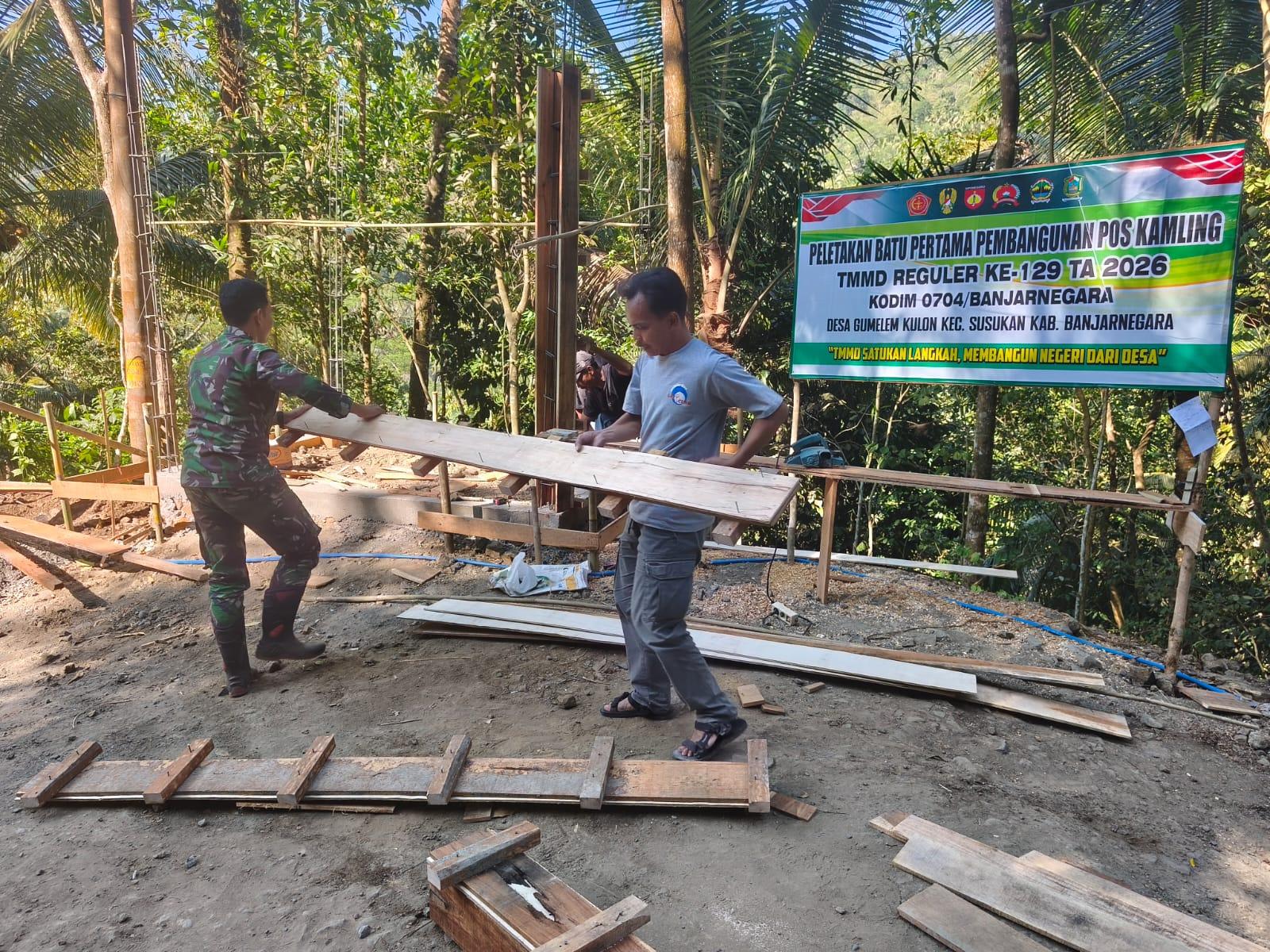 Sekdes Gumelem Kulon Turun Tangan Bangun Pos Kamling Bersama Satgas TMMD