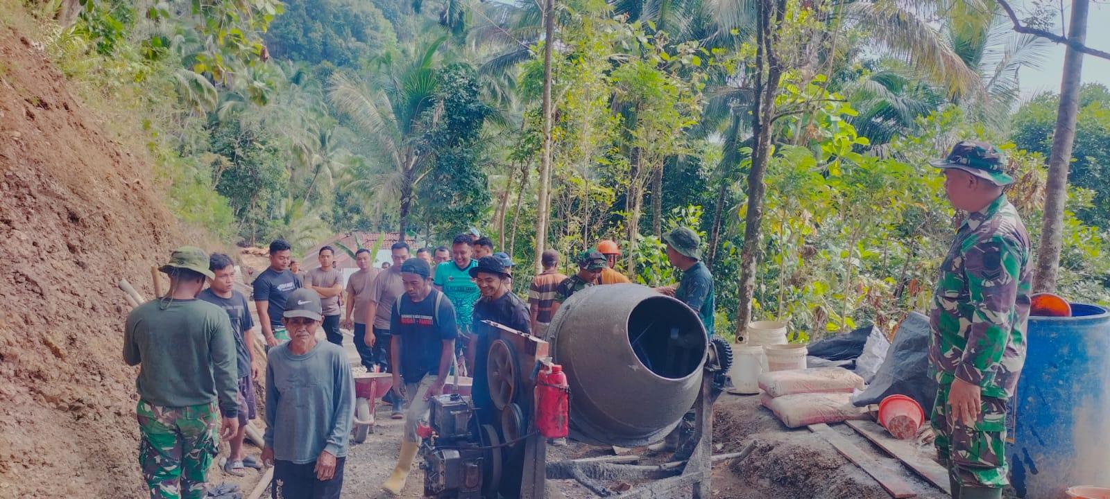 TNI Polri dan Warga Bersatu Kebut Pengecoran Jalan Impian Kian Nyata