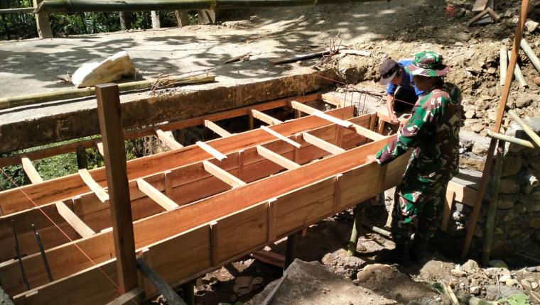 Bekisting Plat Beton Siap Dukung Pembangunan TMMD