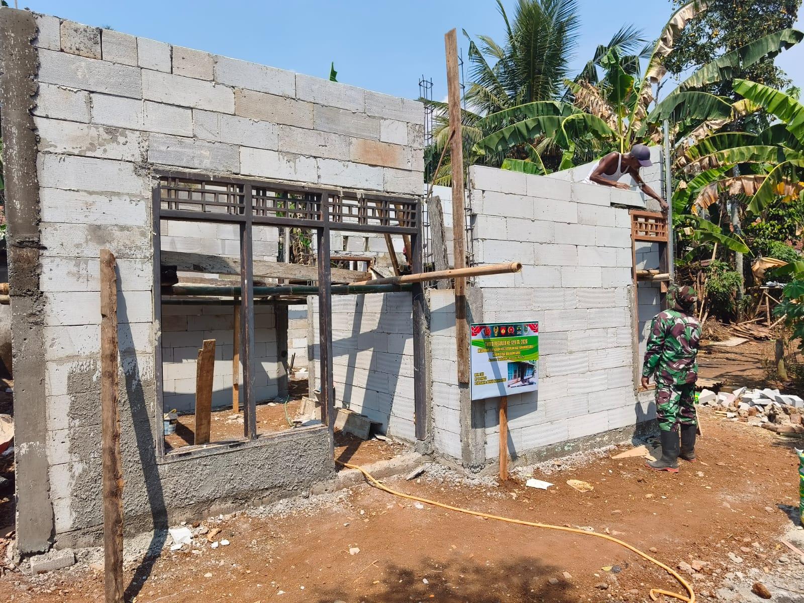 Rumah Pak Toid Mulai Tampak Utuh Kusen Terpasang Berkat Gotong Royong TMMD