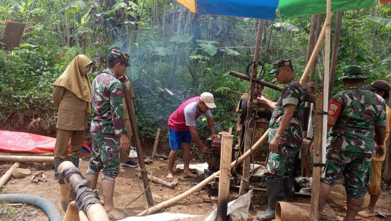 Babinsa Dampingi Pembuatan Sumur Bor untuk Ketahanan Pangan