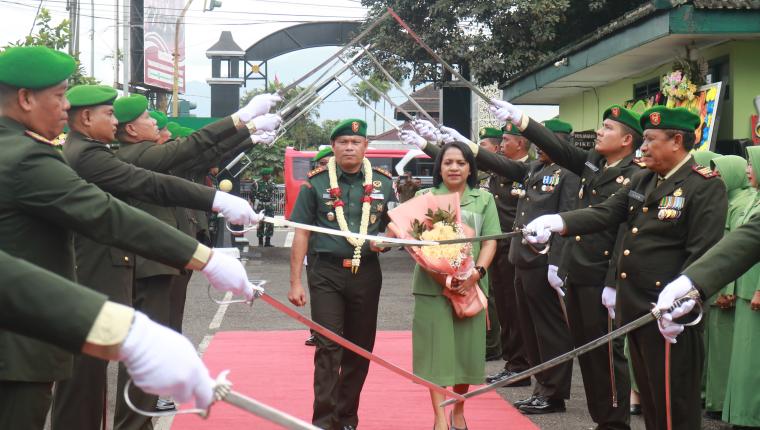 Suasana Haru Iringi Lepas Sambut Dandim 0704 Banjarnegara