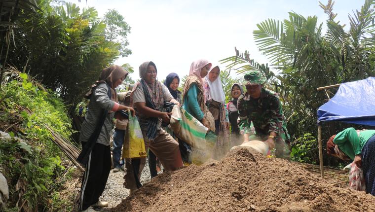 TNI dan Warga Bangun Jembatan Garuda di Punggelan