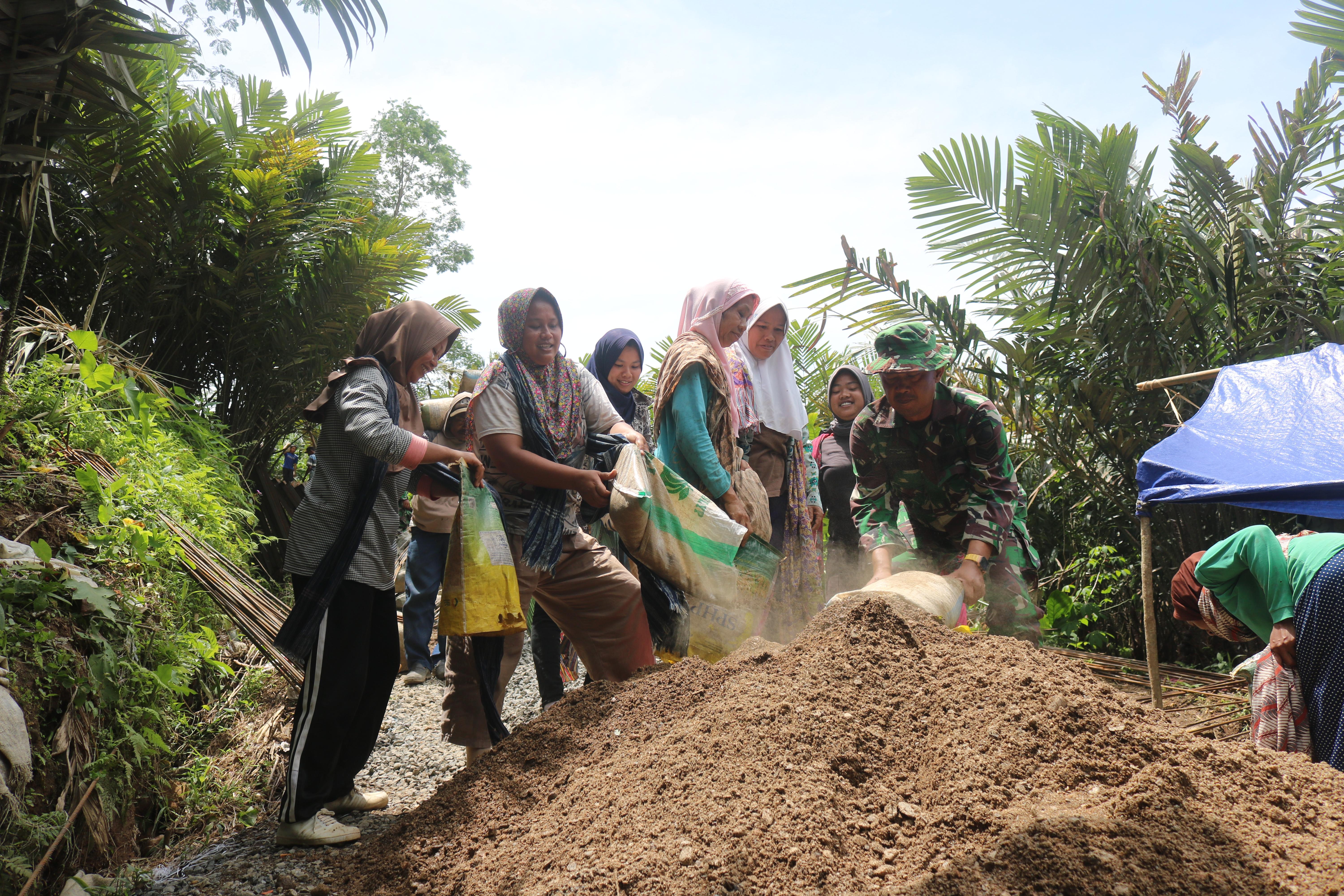 TNI dan Warga Bangun Jembatan Garuda di Punggelan