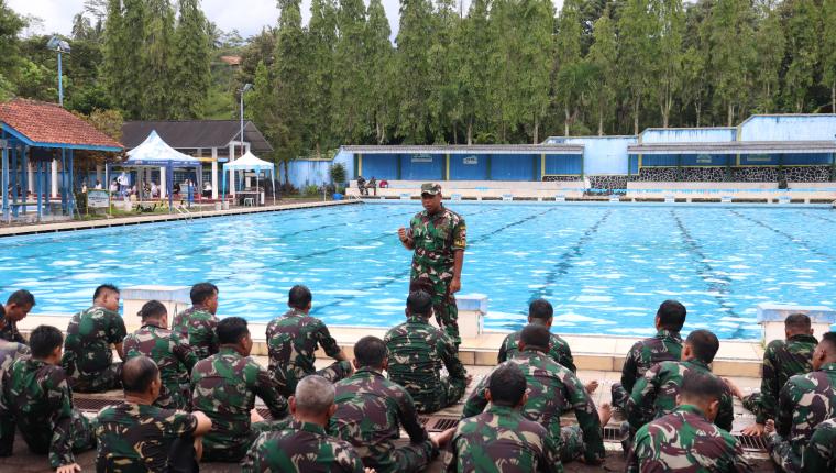 Uji Kemampuan Prajurit Kodim 0704/Banjarnegara Gelar Renang Militer Dasar