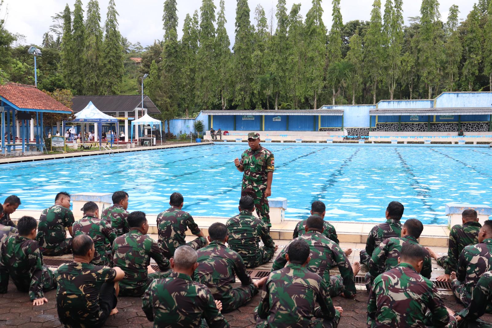 Uji Kemampuan Prajurit Kodim 0704/Banjarnegara Gelar Renang Militer Dasar