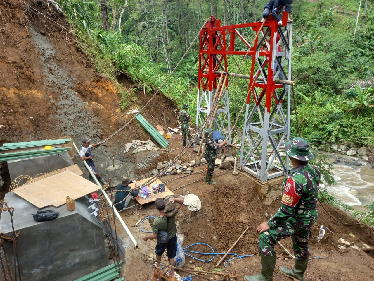 Semangat Gotong Royong Warnai Pembangunan Jembatan Gantung Garuda di Punggelan