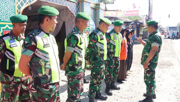 Kapten Sugiyono Pimpin Apel TNI–Pramuka di Pos PAM Lebaran