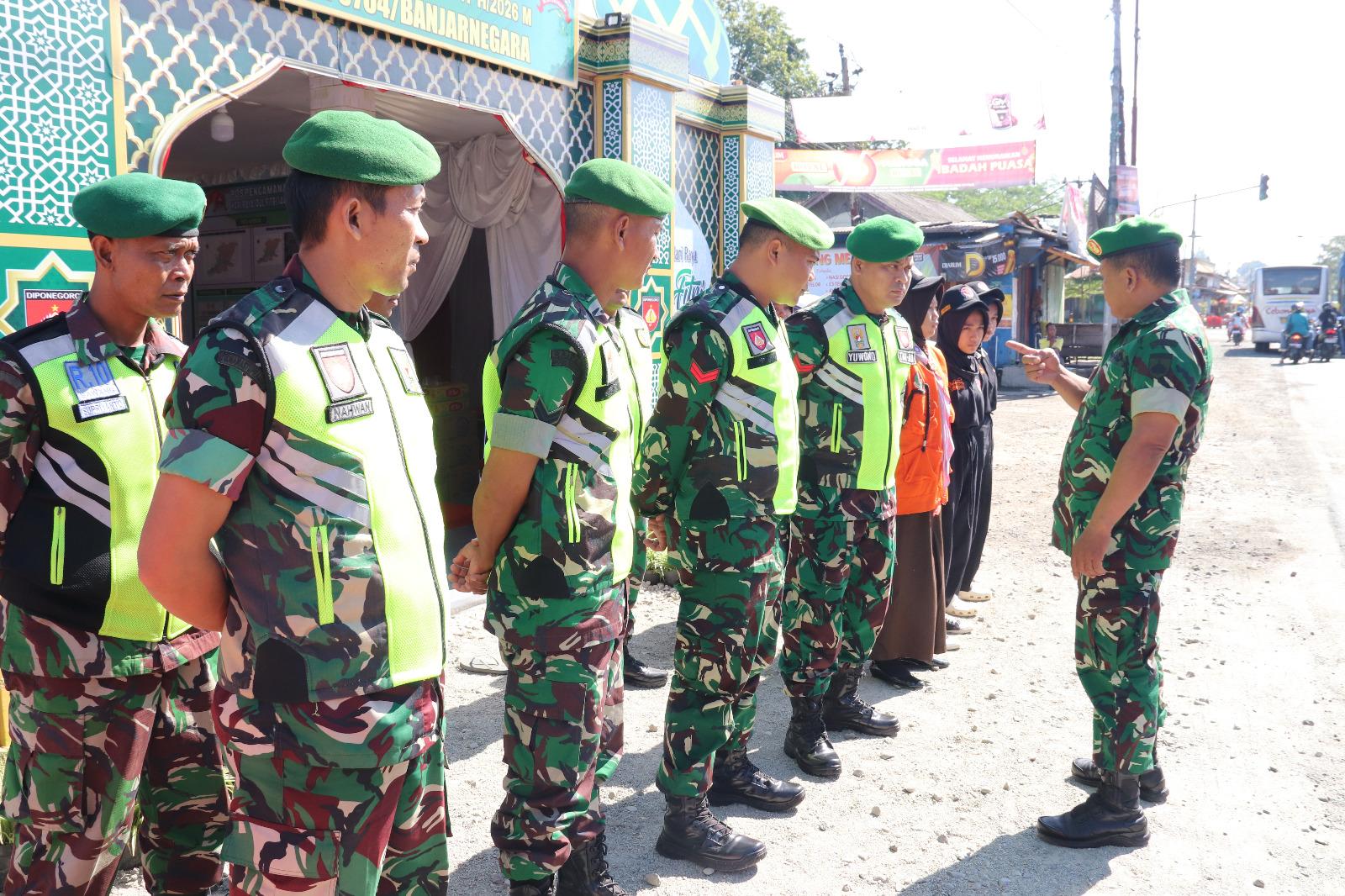 Kapten Sugiyono Pimpin Apel TNI–Pramuka di Pos PAM Lebaran