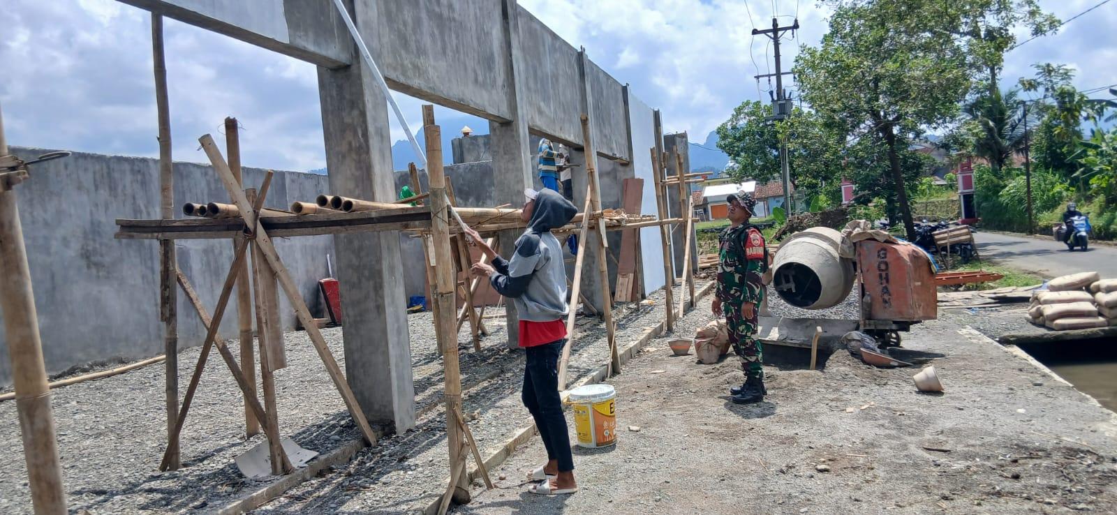 Perataan Lantai dan Pengacian Dinding KDKMP Medayu Didampingi Babinsa