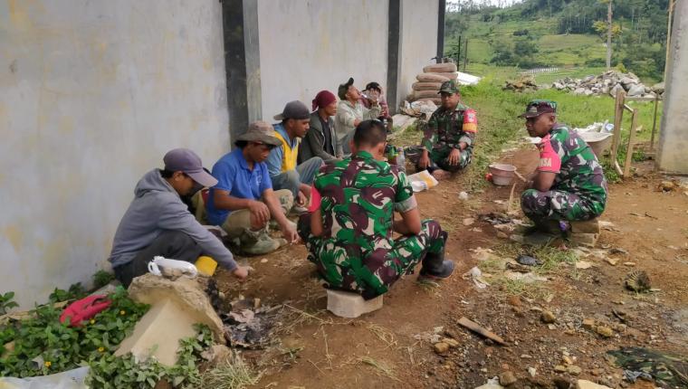 Babinsa Berikan Motivasi Pekerja Pembangunan KDKMP di Desa Penusupan