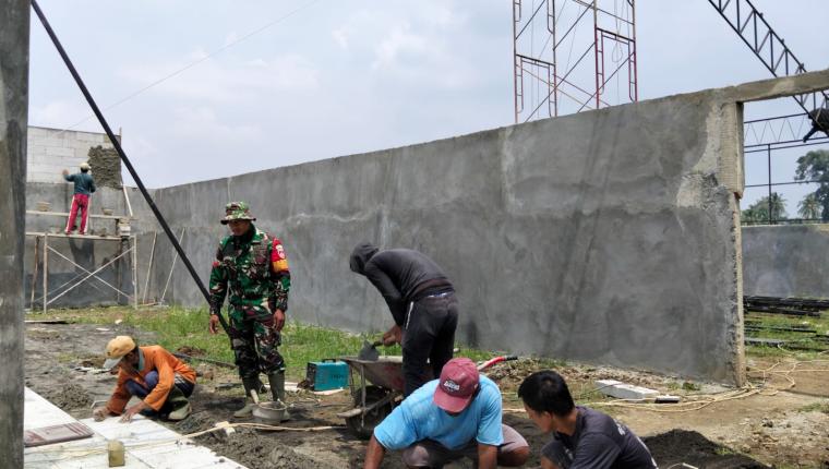 Babinsa Dampingi Pembangunan KDKMP Desa Linggasari
