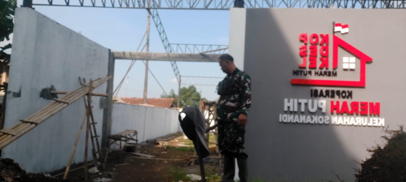 Babinsa Koramil 01 Banjarnegara Awasi Pembangunan KDKMP di Kelurahan Sokanandi