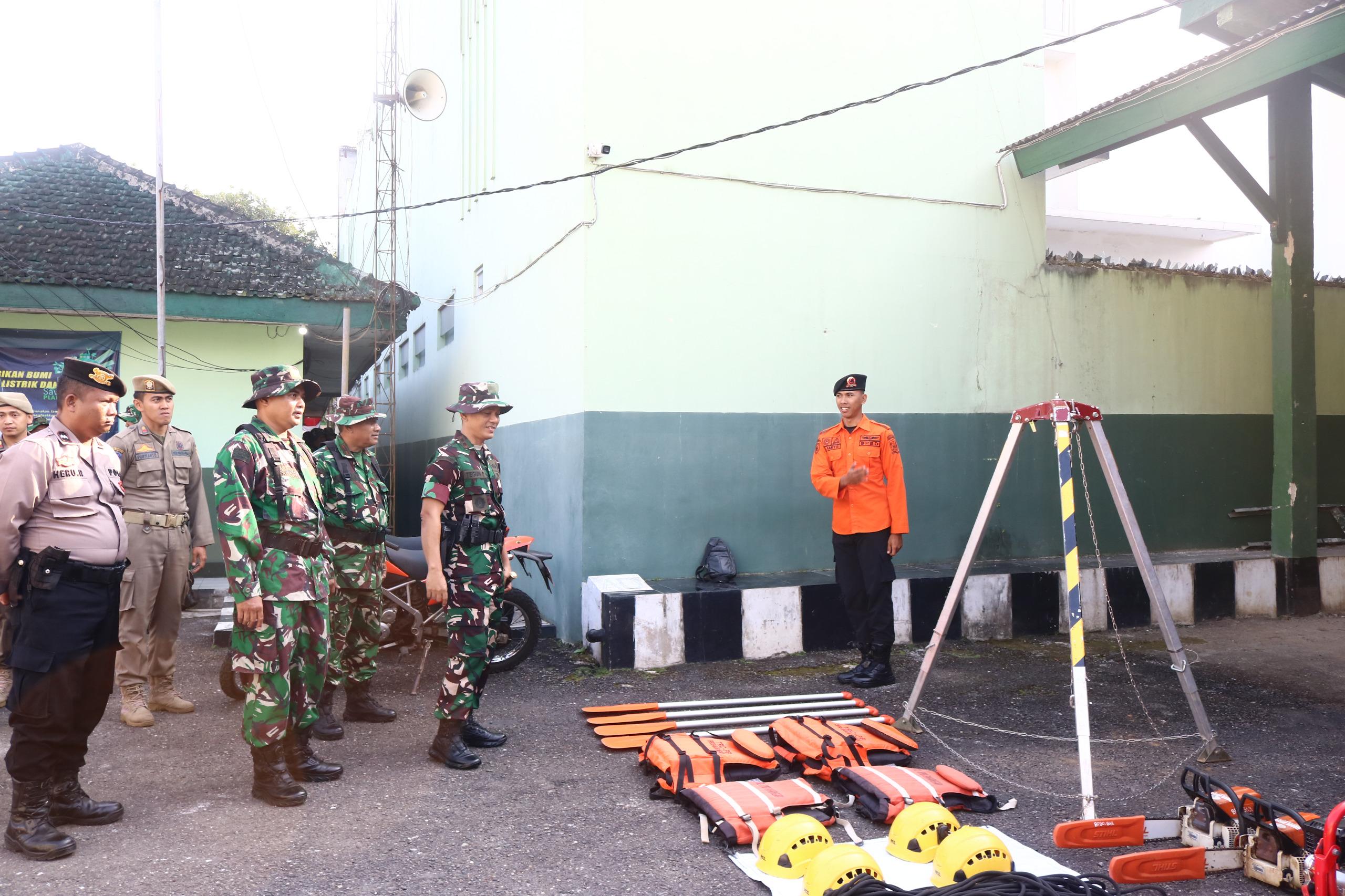 Koramil 14 Madukara Dampingi Petani dalam Perawatan Tanaman Padi
