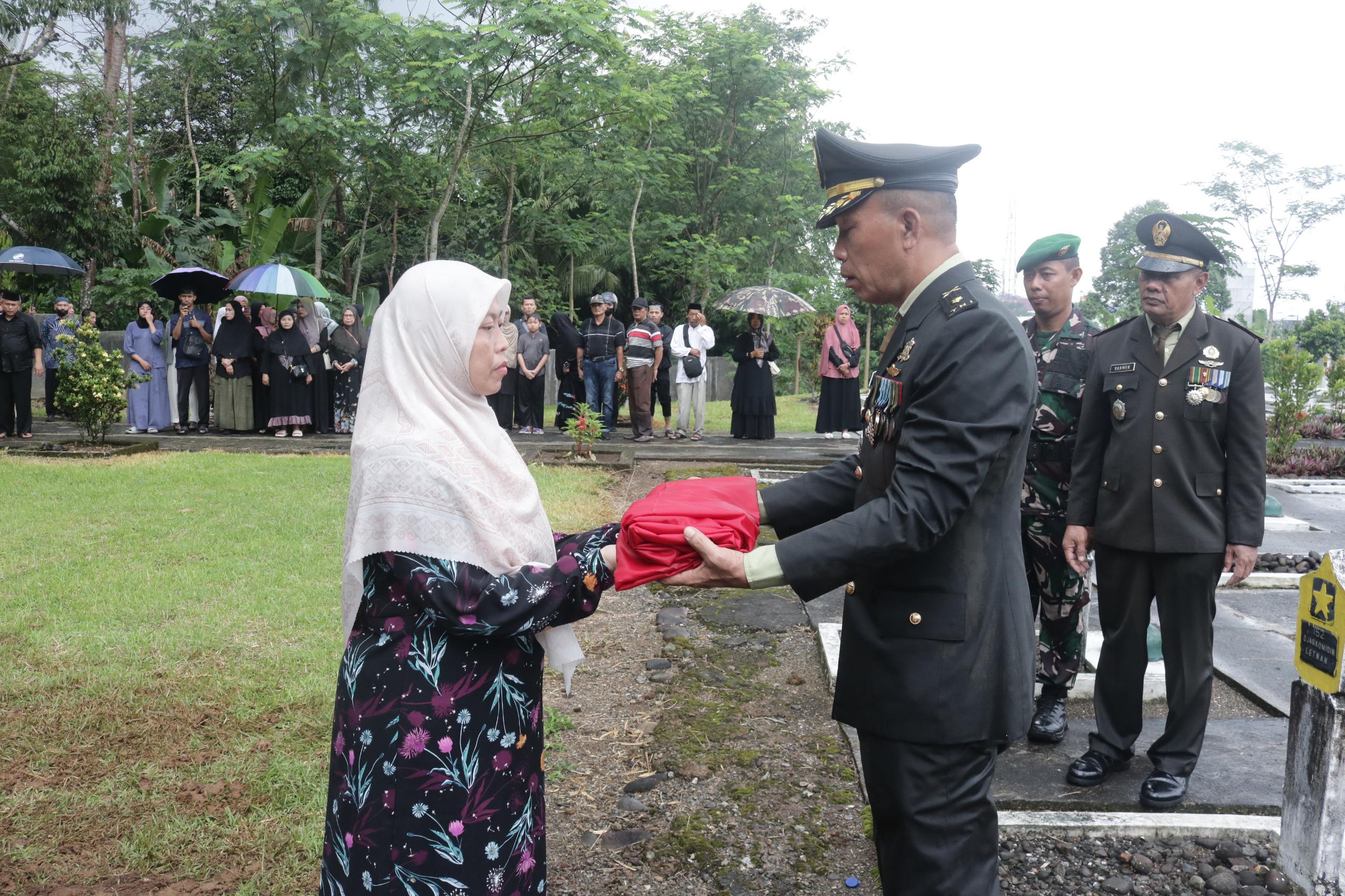 Kasdim 0704 Banjarnegara Pimpin Pemakaman Militer Anggota Veteran Sertu Purn Wasbirudin