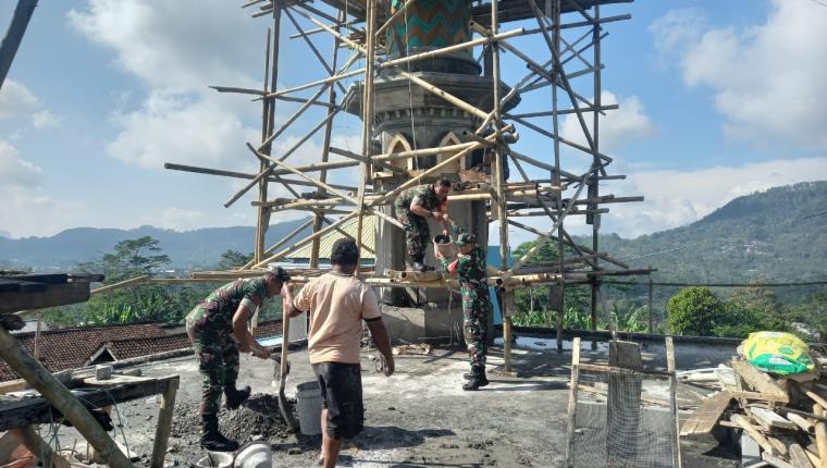 Wujud Kemanunggalan TNI-Dengan Rakyat Babinsa Bantu Pembangunan Menara Masjid AL-IKLAS