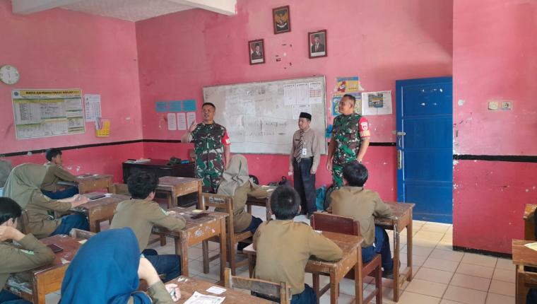 Tanamkan Semangat Cinta Tanah Air Babinsa Koramil 04 Karangkobar Beri Wasbang di MTs Muhammadiyah Karangkobar