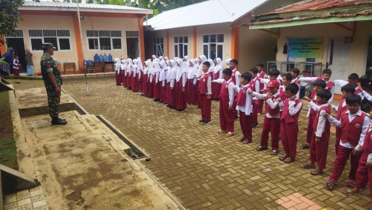 Babinsa Koramil 04 Karangkobar Berikan Pelatihan PBB Siswa Siswi  SDIT