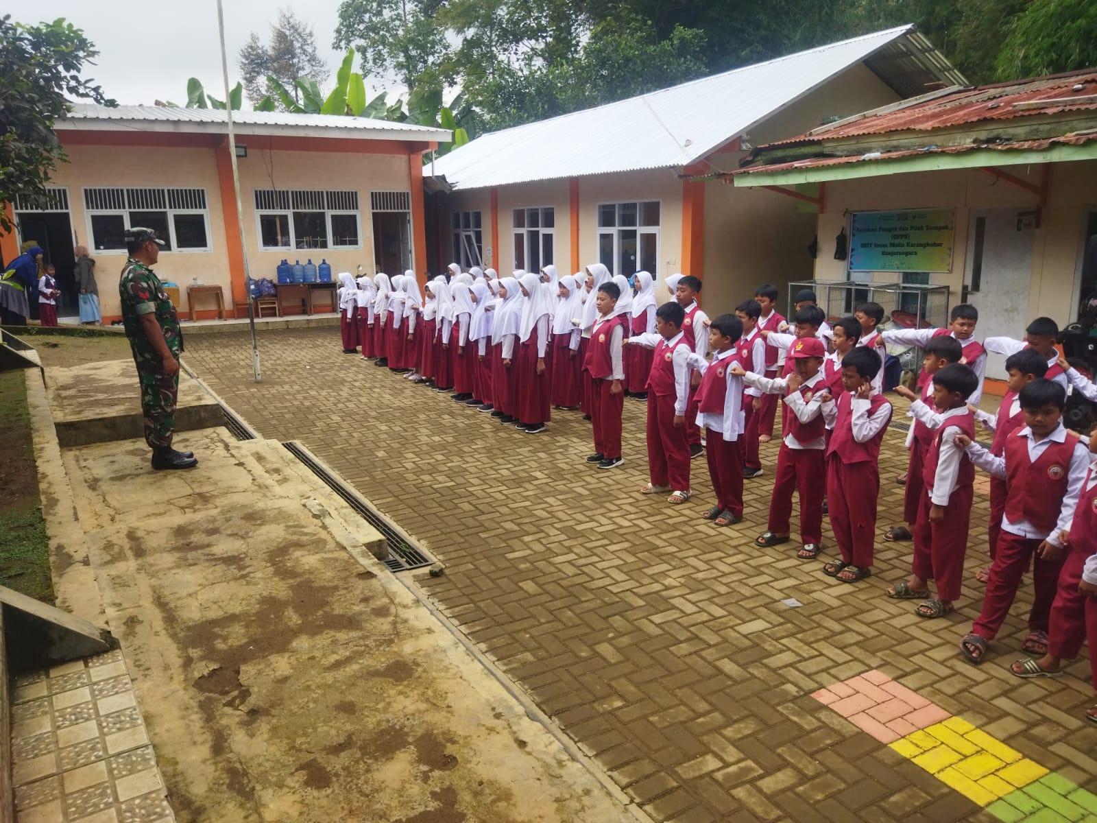 Babinsa Koramil 04 Karangkobar Berikan Pelatihan PBB Siswa Siswi  SDIT