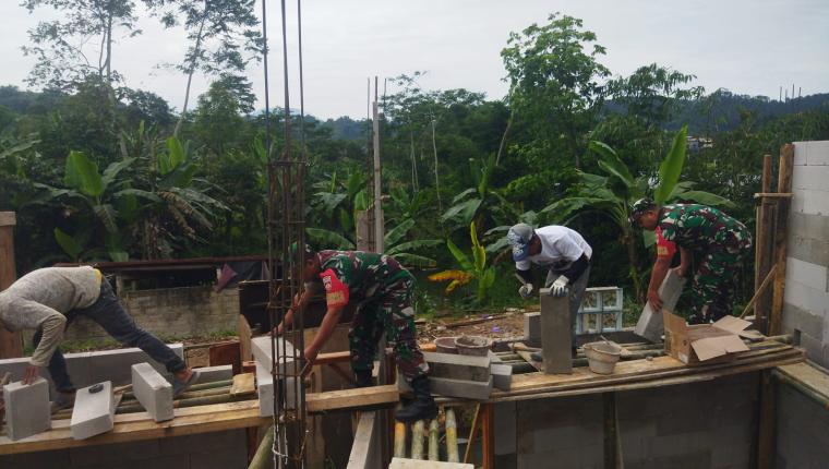 Babinsa Karangkobar Gotong Royong Bantu Warga Bangun Rumah Wujud Nyata Kebersamaan TNI dan Rakyat