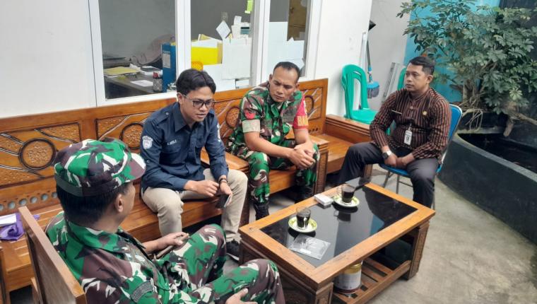 Babinsa Koramil 04 Karangkobar Jalin Komsos Dengan Perangkat Desa Leksana