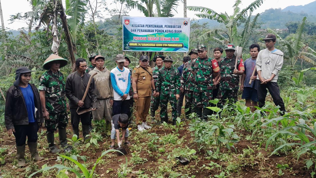 Koramil 04 Karangkobar dan Warga Tanam 700 Pohon Kopi untuk Kelestarian Lingkungan